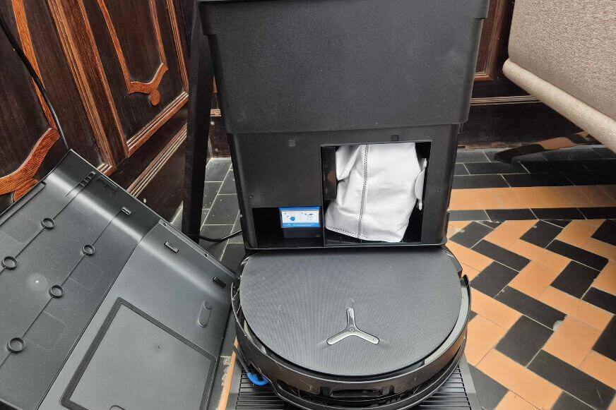 ECOVACS DEEBOT T90 PRO OMNI Saugroboter mit OMNI-Station in der Gesamtansicht.